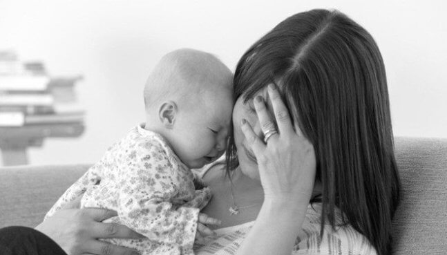 Trạng thái khóc lóc và ủ rũ rất thường thấy ở các bà mẹ sau sinh