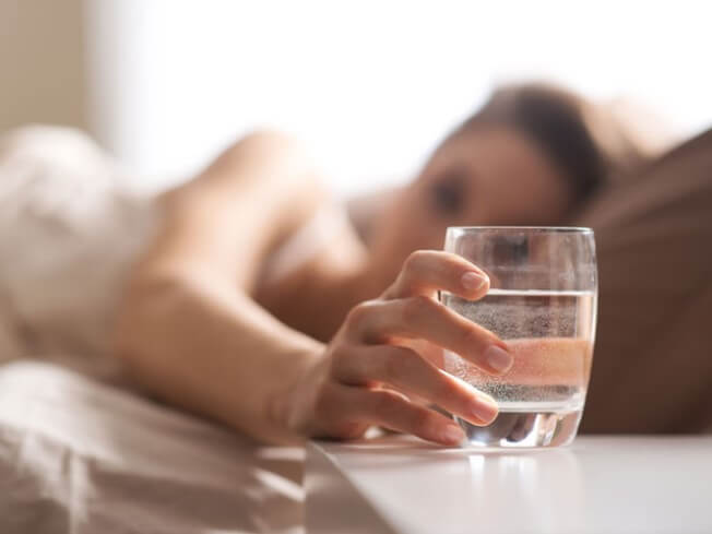 Uống nước khi sốt sẽ giúp cơ thể đào thải độc tố nhanh hơn