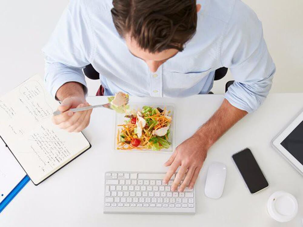 Sử dụng máy tính trong khi ăn là một thói quen không tốt cho sức khoẻ