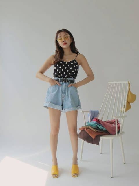 Phối quần short nữ với áo hai dây