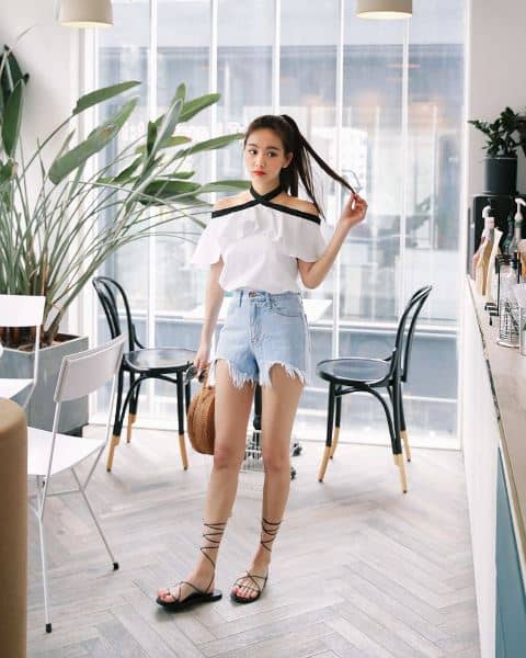 Phối quần short nữ với giày sandal
