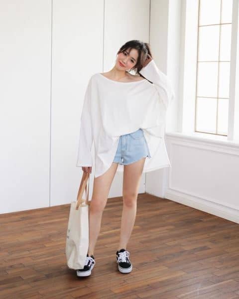 Phối quần short nữ với túi vải tote