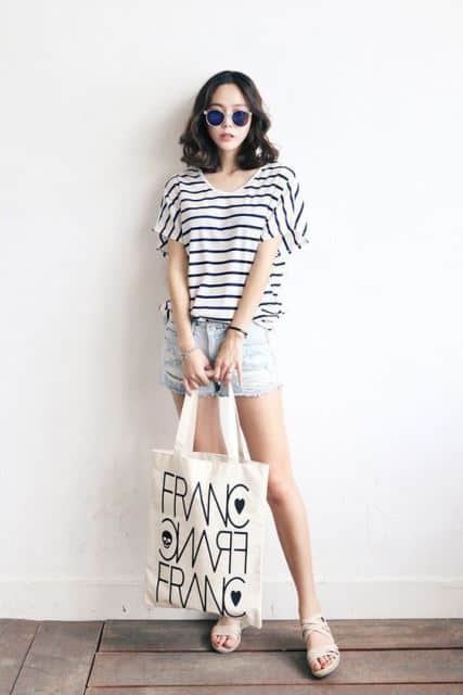 Phối quần short nữ với túi vải tote