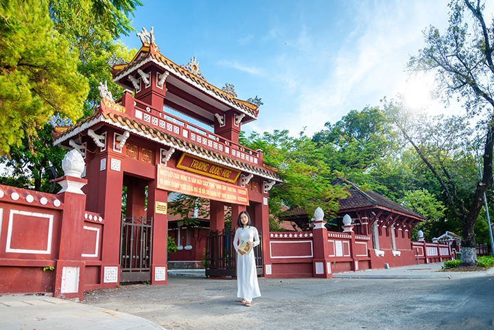 Du lịch Huế - Trường Quốc học Huế