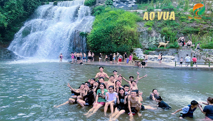 Suối thác ở Ao Vua – Một trong những địa điểm du lịch gần Hà Nội