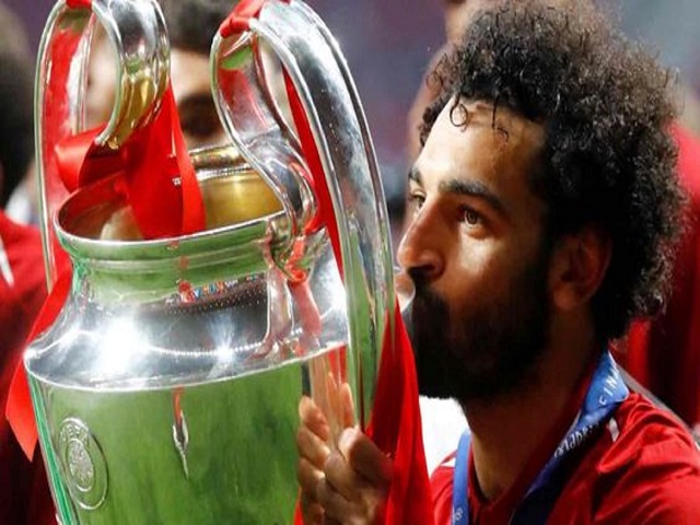 Salah ăn mừng cùng chiếc cúp Champions Leage - cầu thủ