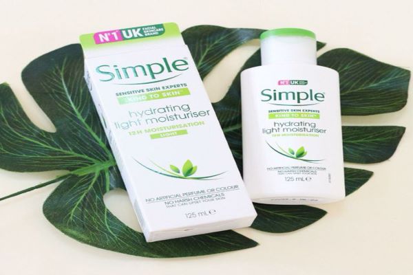 Kem dưỡng ẩm da mặt Simple Kind To Skin Hydrating Light Moisturiser - Top 7 kem dưỡng ẩm giá Học sinh sinh viên