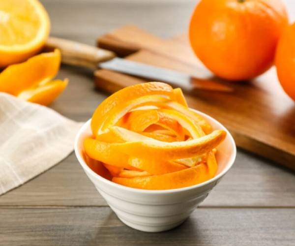 Cam chứa nhiều vitamin C giúp làm sáng da, còn vỏ cam có tác dụng trị tàn nhang sau sinh hiệu quả