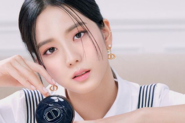 Dùng phấn nền trước kem che khuyết điểm sau - makeup lâu trôi