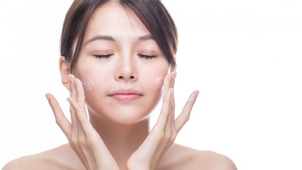 Dùng kem dưỡng ẩm đúng chuẩn để có làn da như em bé