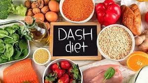 Các thực phẩm phù hợp với chế độ ăn DASH, bao gồm trái cây, rau xanh, ngũ cốc nguyên hạt và protein nạc.