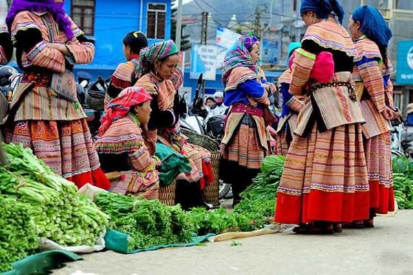 Người dân nhộn nhịp trước chợ