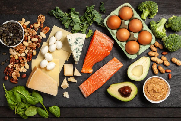 Các nguyên liệu hỗ trợ giảm cân như trái cây, rau xanh, thực phẩm giàu chất xơ và protein trong chế độ ăn đúng.