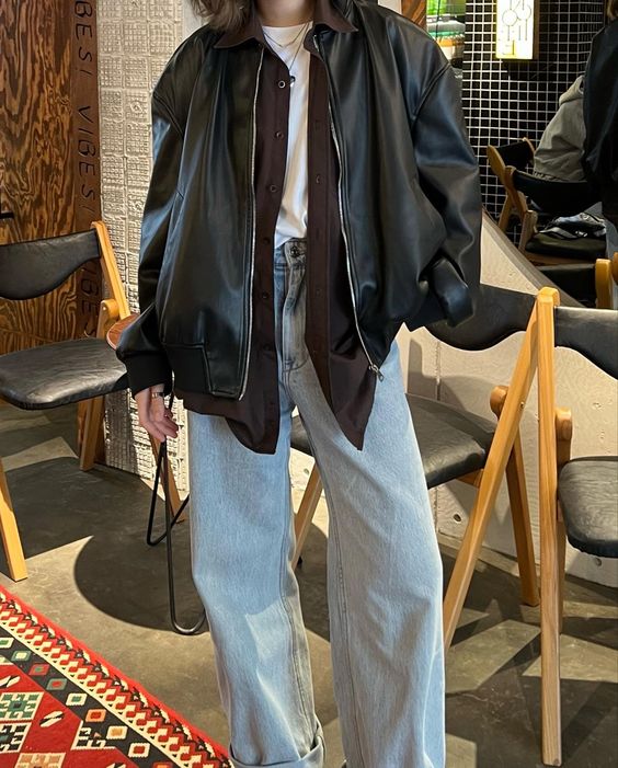 Áo khoác da oversize kết hợp quần jeans