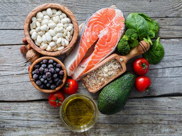 Thực phẩm phổ biến trong chế độ ăn DASH bao gồm trái cây, rau xanh, ngũ cốc nguyên hạt, và protein nạc.