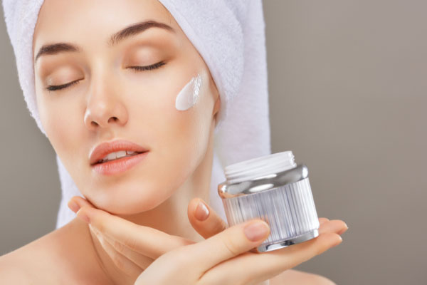 Kem dưỡng ẩm, bước thiết yếu cho làn da mềm mại và ngậm nước.