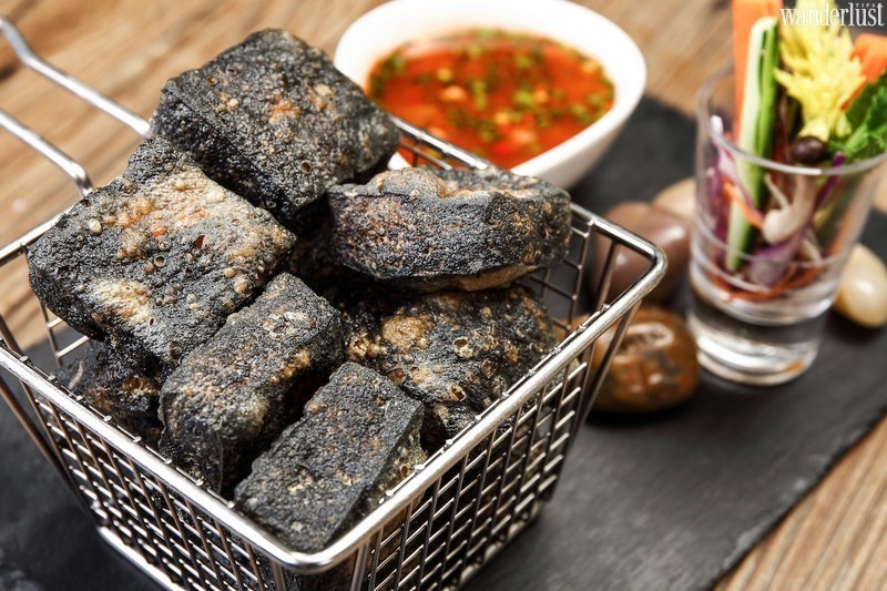 Món đậu phụ thối hỏa cung điện với màu sắc đen kịt cùng nước chấm cay ngọt trở thành món ăn độc lạ xứ Hồ Nam