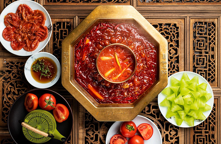 Nồi lẩu nước dùng màu đỏ cay nồng của ớt đặc trưng của Thành Thô ăn kèm cùng các loại rau