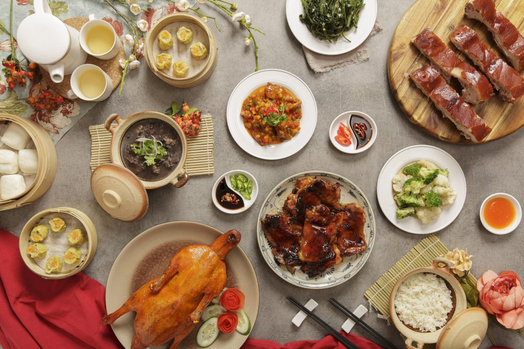 Một bàn cơm Quảng Đông điển hình với đầy đủ màu sắc khác nhau tạo nên một bức tranh tổng thể hài hòa, cân đối