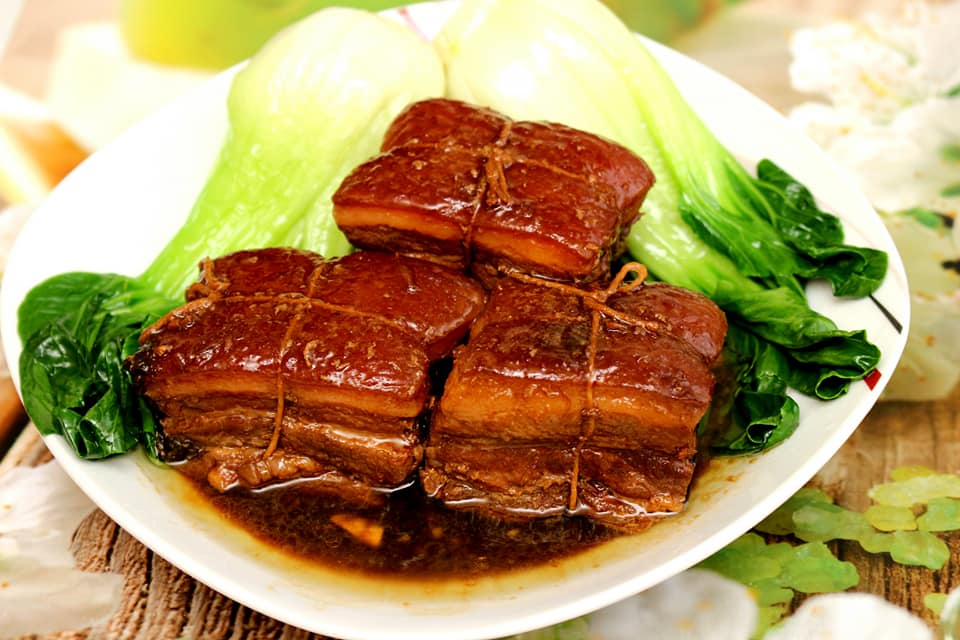 Món Thịt kho Đông Pha nổi tiếng ở Hàng Châu, Chiết Giang với màu sắc đậm đà bắt mắt, ăn kèm cùng rau chân vịt